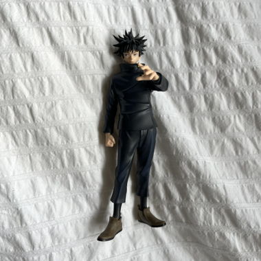 Figure Megumi di Jujutsu Kaisen con base