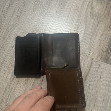 Portafoglio in pelle marrone scuro