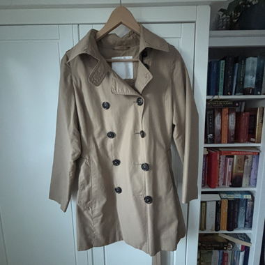 Trench-coat beige avec ceinture à nouer