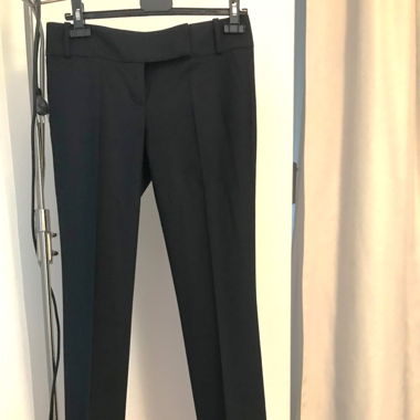 Elegante schwarze Hose von Hugo Boss, Größe 36. 