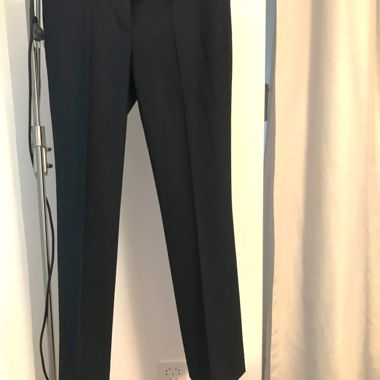 Elegante schwarze Hose von Hugo Boss, Größe 36. 