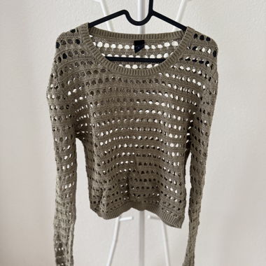 Gestrickter Lochstrick-Pullover