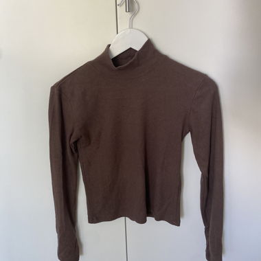 Top marrone a maniche lunghe con colletto alto