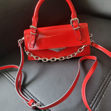 Sac à main en cuir verni rouge
