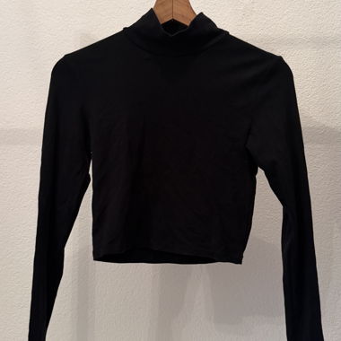 Schwarzes Crop-Longsleeve mit Stehkragen