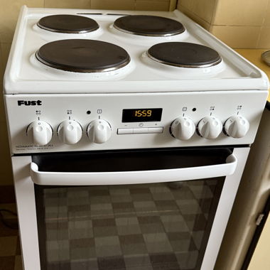 Cuisinière FUST ; 4 plaques chauffantes et un four