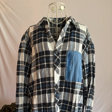 blau, weiss graues Hemd mit Tasche