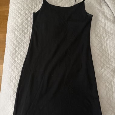 Schwarzes Kleid mit feinen Trägern