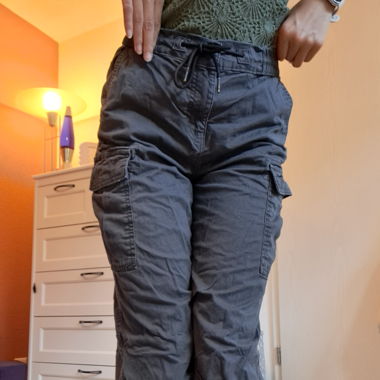 graue cargo hosen