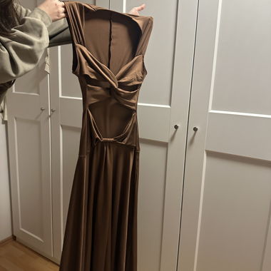 Robe longue marron avec effet torsadé