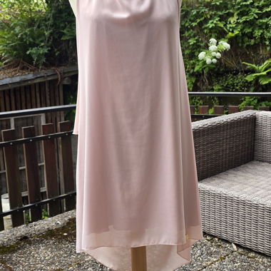 Robe en satin rose