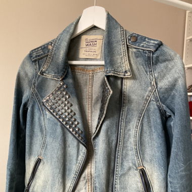 Jeansjacke mit Nieten