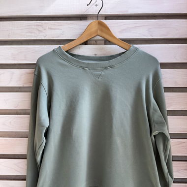 grüner Pullover