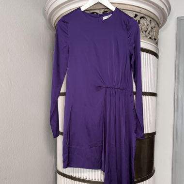 Violettes asymetrisches Kleid in Seidenoptik