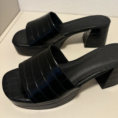 Mules in pink patent look with platform sole