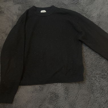 Schwarzer Pullover