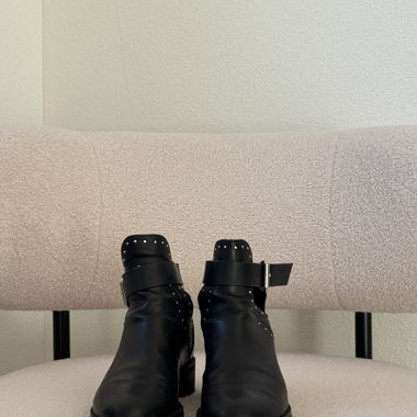 Schwarze Ankle-Boots mit Nieten und Schnalle