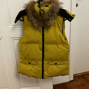 Gilet und abnehmbarer Pelzkragen
