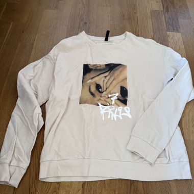 Ariana Grande H&M Sweatshirt