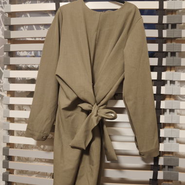 Khakifarbenes Wickelkleid