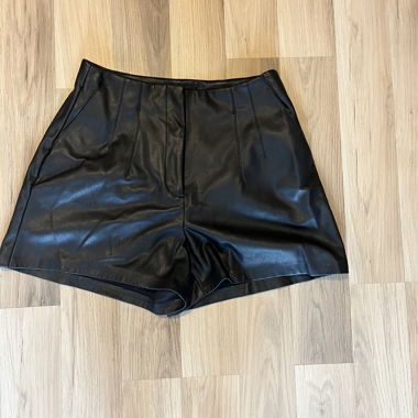Shorts in leather or polyurethane