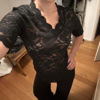 Top in pizzo nero