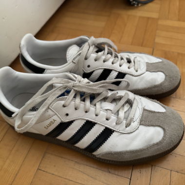 Weisse adidas Sneaker