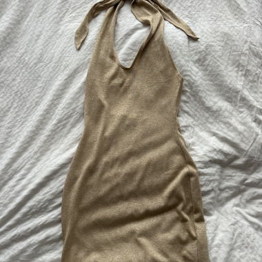 Rückenfreies Kleid NA-KD