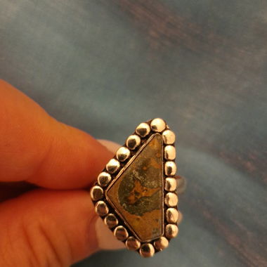 Verstellbarer Ring mit Naturstein