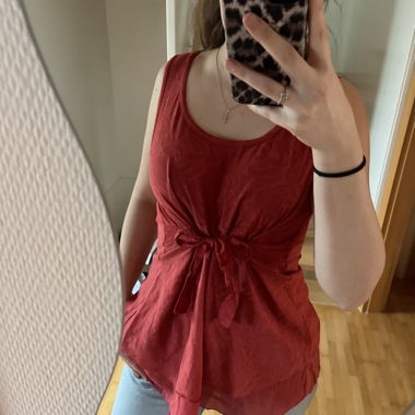 Top smanicato rosso con cintura da annodare