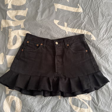 Gonna in denim con volant nera, cucita a mano