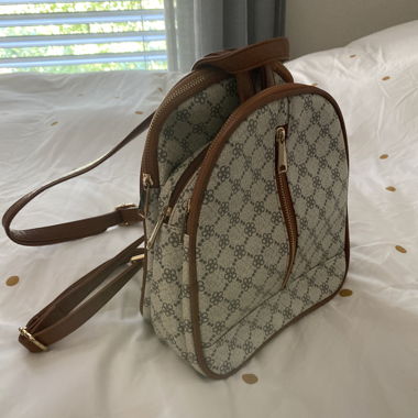 Zaino beige con monogramma