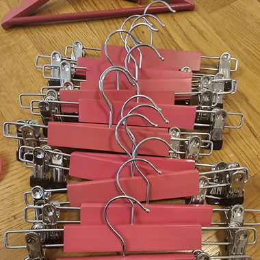 15 cintres à jupes en bois rose pour enfants