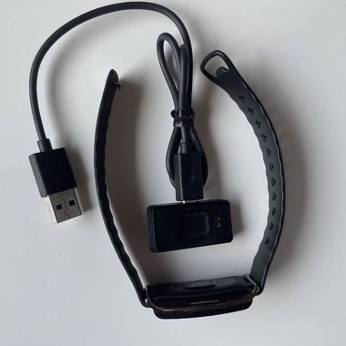 Fitness tracker armband with cable