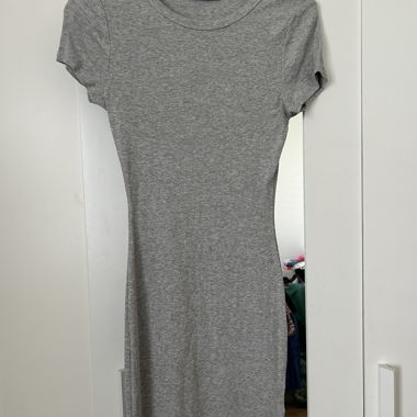 Kurzes Sommerkleid in grau