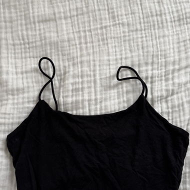 Top corto nero con spalline