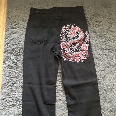 Schwarze baggy jeans mit drache hinten