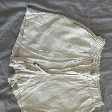 Short beige Stradivarius