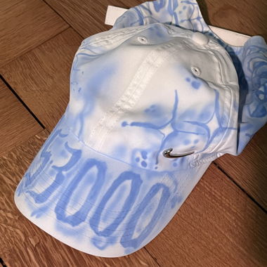 Casquette blanche avec airbrush bleu