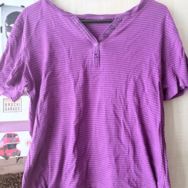 Lila gestreiftes Shirt
