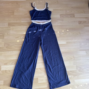 Completo pantaloni e bustier blu
