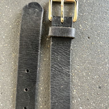 Cintura in pelle nera con fibbia dorata