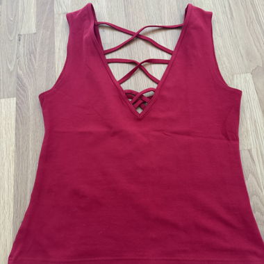 Top rosso con schiena intrecciata