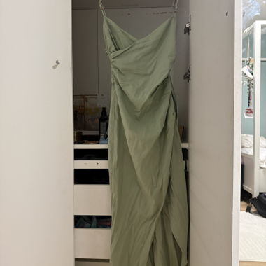 Robe verte fendue