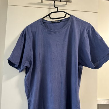 Blaues T-Shirt