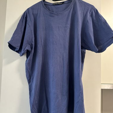 Blaues T-Shirt