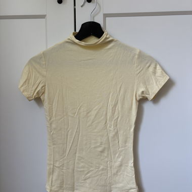T-shirt giallo con collo alto Gr. S