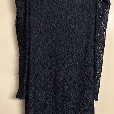 Schwarzes Spitzenkleid mit Puffärmeln