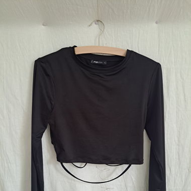 Schwarzes Cropped Shirt mit Rückenschnürung