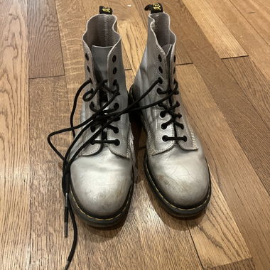 Silberne Dr Martens 42